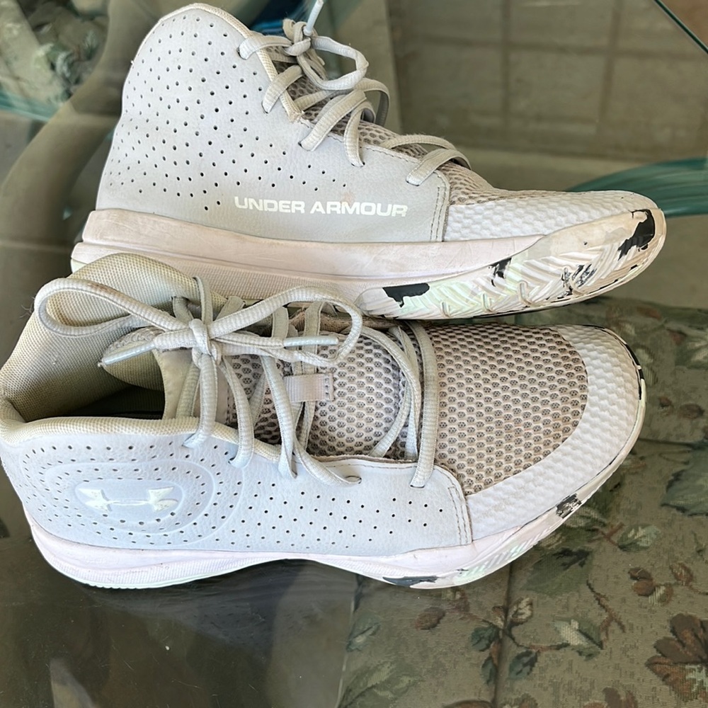 Basketball Shoes UnderArmour Size 7 youth